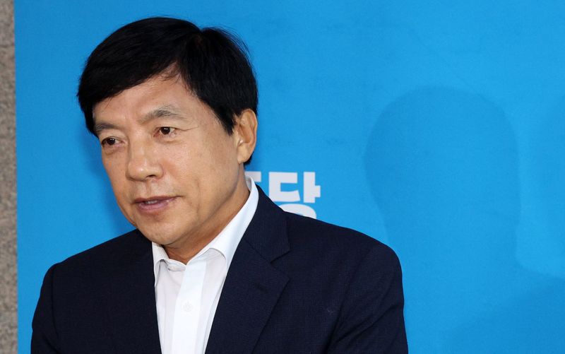 [서울=뉴시스] 고범준 기자 = 이성윤 더불어민주당 최고위원이 14일 오전 서울 여의도 국회에서 열린 비공개 최고위원회의를 마치고 취재진 앞에서 발언하고 있다. 2026.07.14. bjko@newsis.com