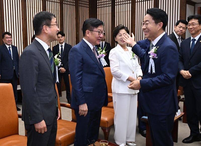 [서울=뉴시스] 국회사진기자단 = 조정식 국회의장이 17일 국회에서 열린 제78주년 제헌절 경축식에 앞서 4부요인 및 감사원장, 여야 지도부 등과 환담에서 정점식 국민의힘 원내대표와 인사를 나누고 있다. 2026.07.17. photo@newsis.com