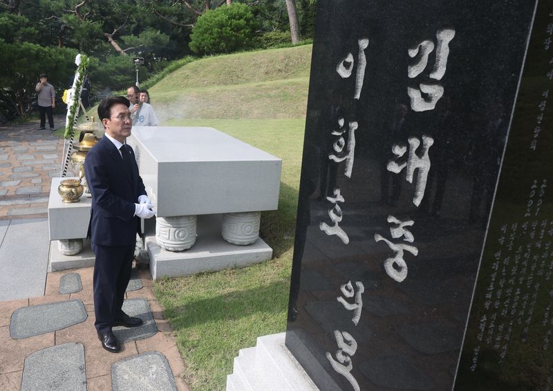 [서울=뉴시스] 김명년 기자 = 더불어민주당 당대표 후보인 김민석 전 총리가 17일 오전 서울 동작구 국립서울현충원에서 김대중 전 대통령 묘역을 참배하고 있다. 2026.07.17. kmn@newsis.com