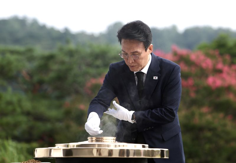[서울=뉴시스] 김명년 기자 = 더불어민주당 당대표 후보인 김민석 전 국무총리가 제헌절인 17일 오전 서울 동작구 국립서울현충원에서 현충탑을 참배하고 있다. 2026.07.17. kmn@newsis.com