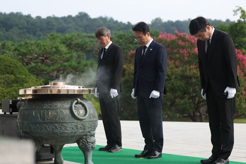 [서울=뉴시스] 김명년 기자 = 더불어민주당 당대표 후보인 김민석 전 국무총리가 제헌절인 17일 오전 서울 동작구 국립서울현충원에서 현충탑을 참배하고 있다. 2026.07.17. kmn@newsis.com