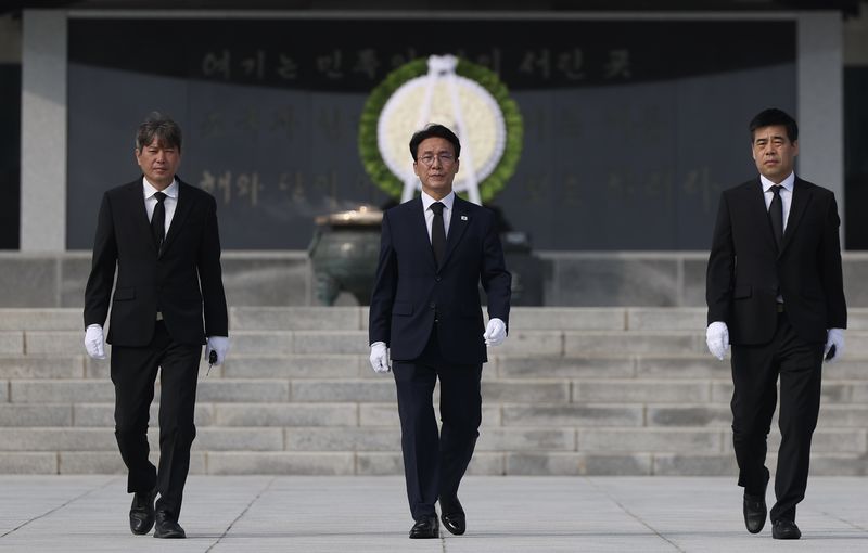 [서울=뉴시스] 김명년 기자 = 더불어민주당 당대표 후보인 김민석 전 국무총리가 제헌절인 17일 오전 서울 동작구 국립서울현충원에서 현충탑을 참배한 뒤 이동하고 있다. 2026.07.17. kmn@newsis.com