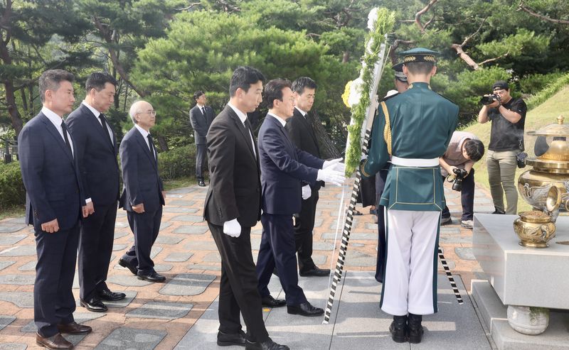 [서울=뉴시스] 김명년 기자 = 더불어민주당 당대표 후보인 김민석 전 총리가 17일 오전 서울 동작구 국립서울현충원에서 김대중 전 대통령 묘역을 참배하고 있다. 2026.07.17. kmn@newsis.com