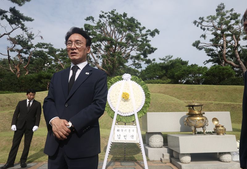[서울=뉴시스] 김명년 기자 = 더불어민주당 당대표 후보인 김민석 전 총리가 17일 오전 서울 동작구 국립서울현충원에서 김대중 전 대통령 묘역을 참배한 뒤 발언하고 있다. 2026.07.17. kmn@newsis.com