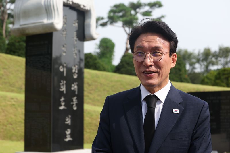 [서울=뉴시스] 김명년 기자 = 더불어민주당 당대표 후보인 김민석 전 총리가 17일 오전 서울 동작구 국립서울현충원에서 김대중 전 대통령 묘역을 참배한 뒤 발언하고 있다. 2026.07.17. kmn@newsis.com