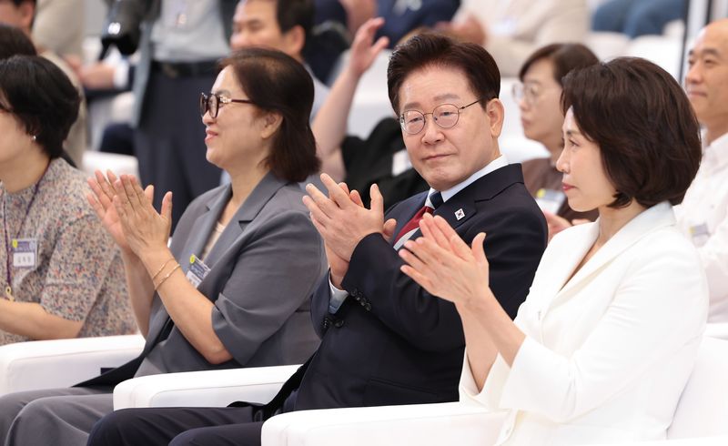 이재명 대통령과 김혜경 여사가 17일 청와대 영빈관에서 열린 '빛의 위원회' 출범기념 시민초청행사에서 이명세 감독의 다큐멘터리 영화 '란 12·3' 소개에 박수를 치고 있다. 뉴스1