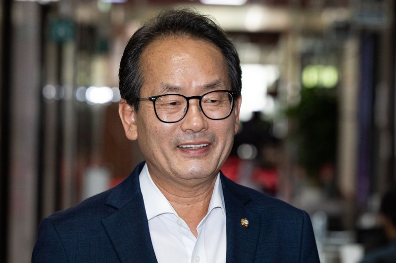 강준현 더불어민주당 수석대변인이 17일 서울 여의도 국회에서 열린 비공개 당무위원회의에 참석하고 있다. 민주당 최고위원회는 이날 오전 8·17 전당대회 후보 자격 논란에 휩싸였던 송영길 전 대표와 김용 전 민주연구원 부원장에 대한 전대 출마를 허용하기로 당무위원회에 부의하기로 했다. 뉴스1