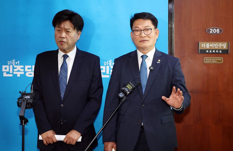 [서울=뉴시스] 최진석 기자 = 더불어민주당 당권주자인 송영길(오른쪽) 의원이 17일 비공개 최고위원회의가 열린 여의도 국회 민주당 대표회의실 앞에서 김용 전 민주연구원 부원장과 긴급 기자회견을 하고 있다. 2026.07.17. myjs@newsis.com