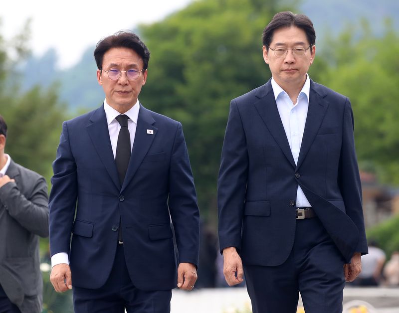 김민석, 봉하 찾아 노무현 묘역 참배…