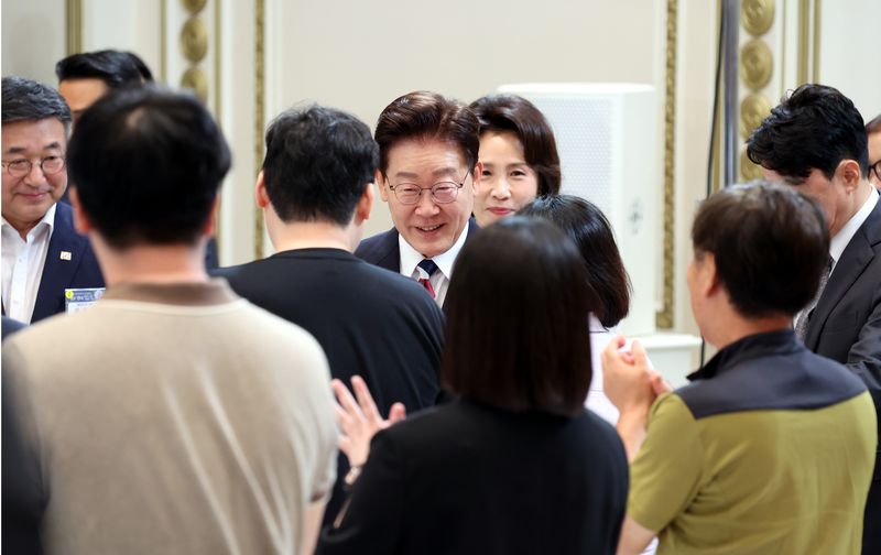 [서울=뉴시스] 조성봉 기자 = 이재명 대통령과 김혜경 여사가 17일 청와대 영빈관에서 열린 '빛의 위원회' 출범 기념 시민 초청 행사에 입장하며 박수를 받고 있다. 2026.07.17. suncho21@newsis.com