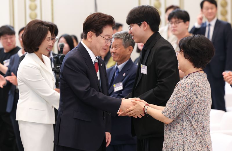 [서울=뉴시스] 조성봉 기자 = 이재명 대통령과 김혜경 여사가 17일 청와대 영빈관에서 열린 '빛의 위원회' 출범 기념 시민 초청 행사에서 참석자들과 인사를 하고 있다. 2026.07.17. suncho21@newsis.com