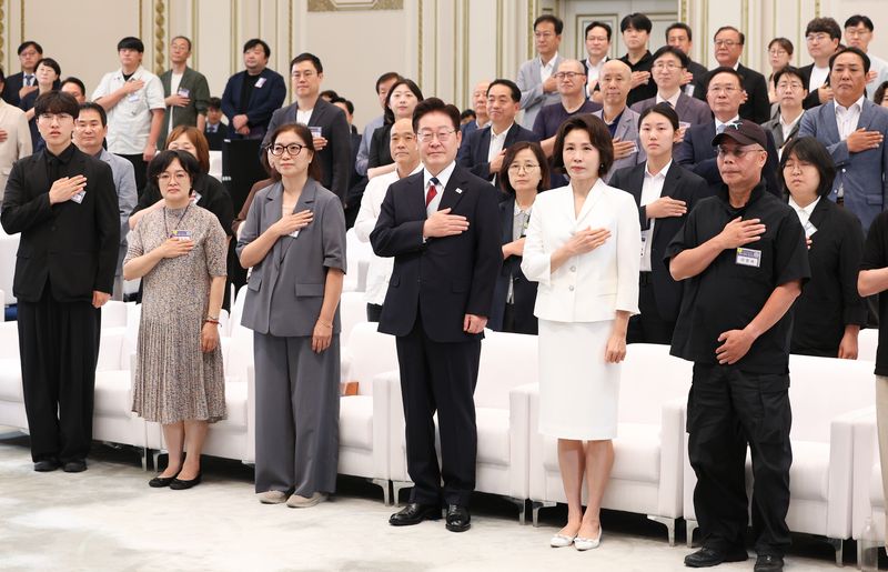 [서울=뉴시스] 조성봉 기자 = 이재명 대통령과 김혜경 여사가 17일 청와대 영빈관에서 열린 '빛의 위원회' 출범 기념 시민 초청 행사에서 참석자들과 국민의례를 하고 있다. 2026.07.17. suncho21@newsis.com