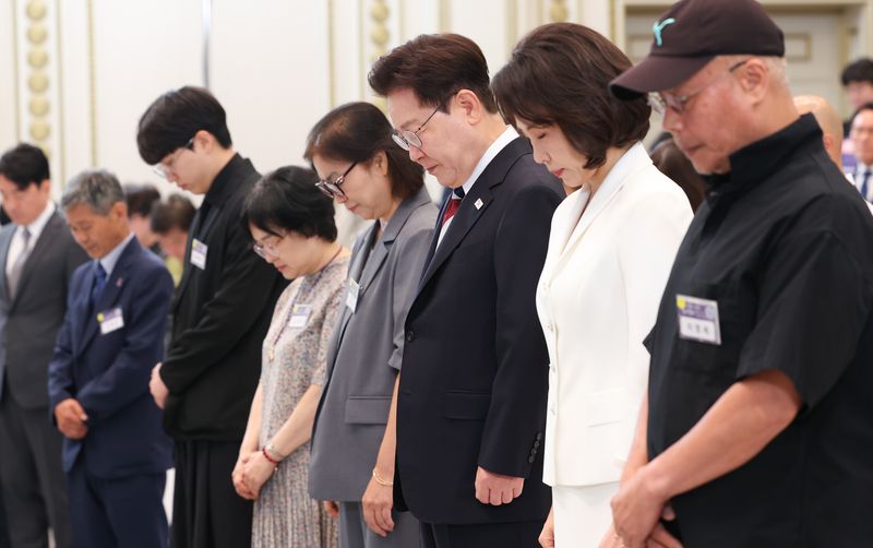 [서울=뉴시스] 조성봉 기자 = 이재명 대통령과 김혜경 여사가 17일 청와대 영빈관에서 열린 '빛의 위원회' 출범 기념 시민 초청 행사에서 참석자들과 묵념을 하고 있다. 2026.07.17. suncho21@newsis.com