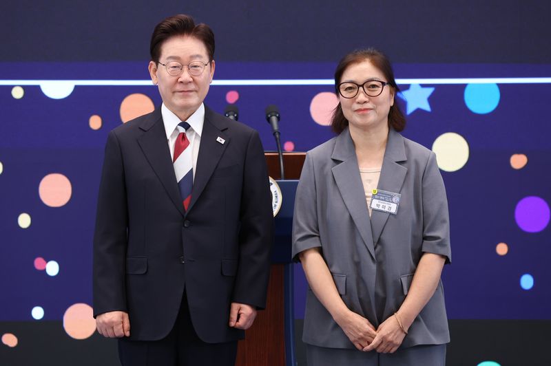[서울=뉴시스] 조성봉 기자 = 이재명 대통령이 17일 청와대 영빈관에서 열린 '빛의 위원회' 출범 기념 시민 초청 행사에서 박미경 위원장에게 위촉장을 수여하고 기념촬영을 하고 있다.2026.07.17. suncho21@newsis.com