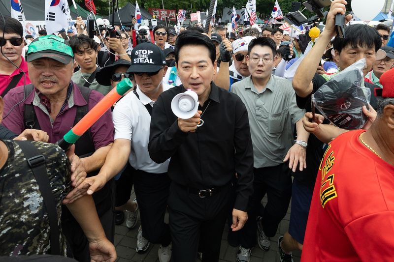 장동혁 국민의힘 대표가 6·3지방선거 이후 한 달 넘게 개표소 봉쇄 시위가 계속되고 있는 17일 오후 서울 송파구 올림픽공원 핸드볼경기장 앞 시위 현장을 찾아 구호를 외치고 있다. 뉴스1
