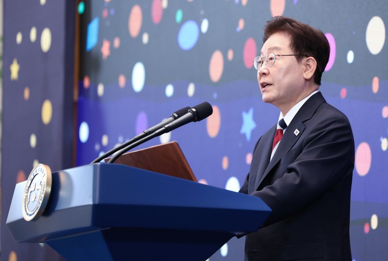 [서울=뉴시스] 조성봉 기자 = 이재명 대통령이 17일 청와대 영빈관에서 열린 '빛의 위원회' 출범 기념 시민 초청 행사에서 발언하고 있다. 2026.07.17. suncho21@newsis.com