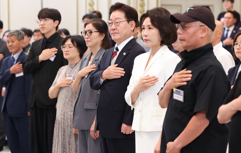 [서울=뉴시스] 조성봉 기자 = 이재명 대통령과 김혜경 여사가 17일 청와대 영빈관에서 열린 '빛의 위원회' 출범 기념 시민 초청 행사에서 참석자들과 국민의례를 하고 있다. 2026.07.17. suncho21@newsis.com