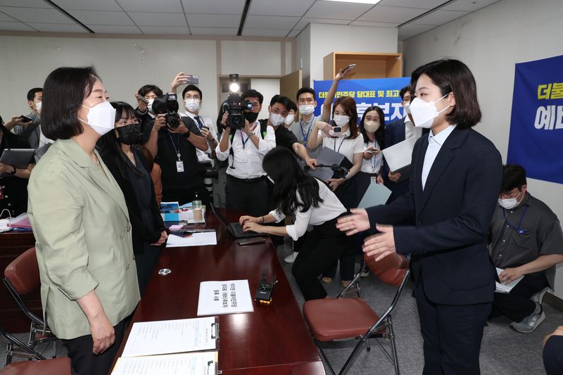 [서울=뉴시스] 김선웅 기자 = 박지현 전 더불어민주당 공동비상대책위원장이 18일 오전 서울 여의도 국회 의원회관에 마련된 더불어민주당 당대표 및 최고위원 예비후보 등록 신청 접수처에서 중앙당 관계자에게 ‘당대표 선거 (예비)후보자 등록 서류’를 제출하고 있다. 접수처 관계자는 “제출한 등록 서류는 자격 미달로 당 규정에 따라 접수 자체가 안된다”며 접수를 거부했다. (공동취재사진) 2022.07.18. photo@newsis.com
