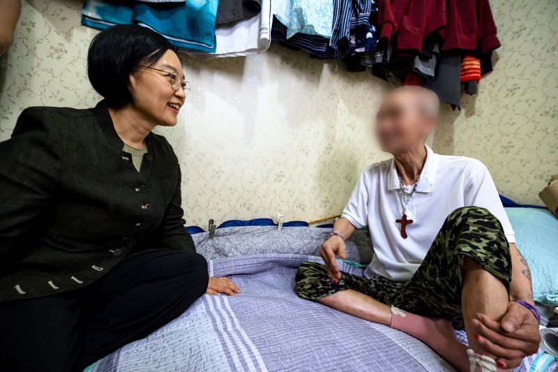 [서울=뉴시스] 조수정 기자 = 한성숙 국무총리가 17일 서울 용산구 동자동 쪽방촌 독거어르신 가정을 찾아 대화를 나누고 있다. (사진=국무총리실 제공) 2026.07.17. chocrystal@newsis.com *재판매 및 DB 금지