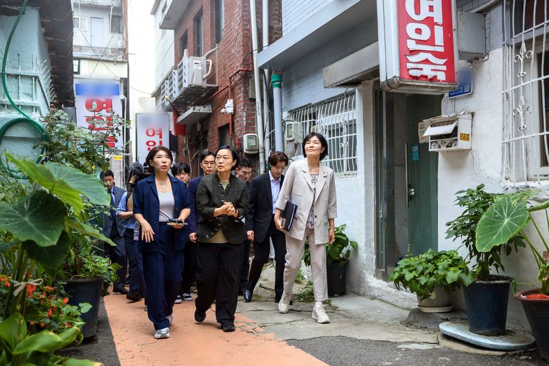 [서울=뉴시스] 조수정 기자 = 한성숙 국무총리가 17일 서울 용산구 쪽방촌 골목에서 유호연 서울역 쪽방상담소장에게 설명을 듣고 있다. (사진=국무총리실 제공) 2026.07.17. chocrystal@newsis.com *재판매 및 DB 금지