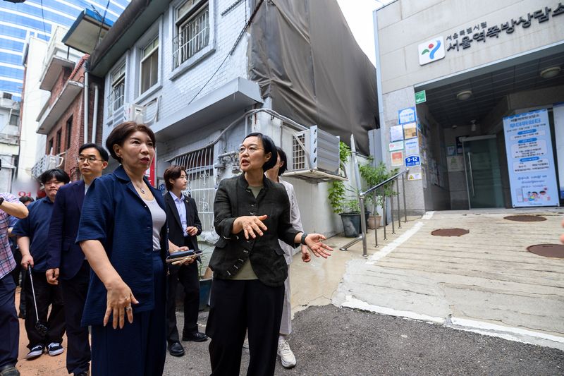 [서울=뉴시스] 조수정 기자 = 한성숙 국무총리가 17일 서울 용산구 쪽방촌 골목에서 유호연 서울역 쪽방상담소장에게 설명을 듣고 있다. (사진=국무총리실 제공) 2026.07.17. chocrystal@newsis.com *재판매 및 DB 금지
