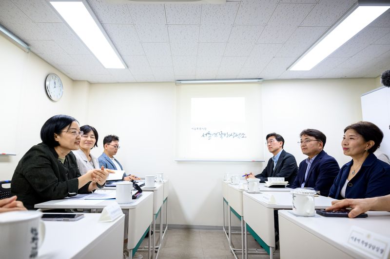 [서울=뉴시스] 조수정 기자 = 한성숙 국무총리가 17일 서울 용산구 서울역쪽방상담소에서 간담회를 하고 있다. (사진=국무총리실 제공) 2026.07.17. chocrystal@newsis.com *재판매 및 DB 금지