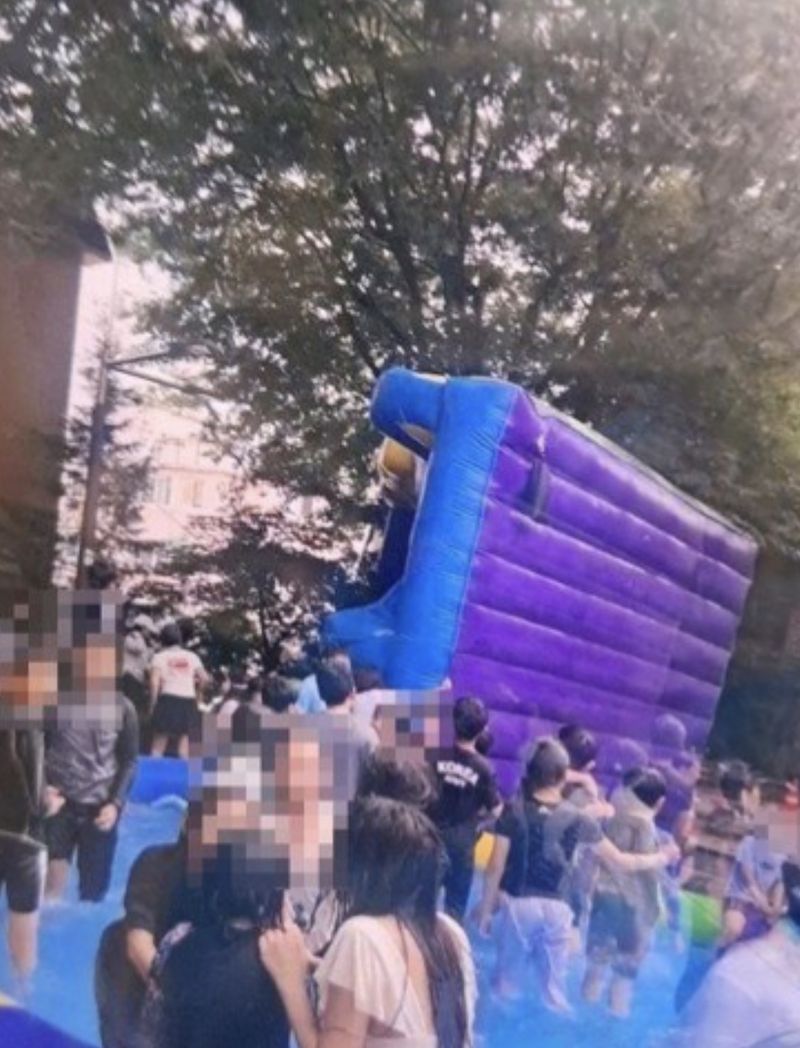 [군포=뉴시스] 17일 오후 2시51분께 경기 군포시 산본동의 한 어린이공원 물놀이터에서 놀이시설인 에어바운스가 넘어지는 사고가 났다. 사진은 사고 현장. (사진=경기도소방재난본부 제공) 2026.07.17. photo@newsis.com *재판매 및 DB 금지