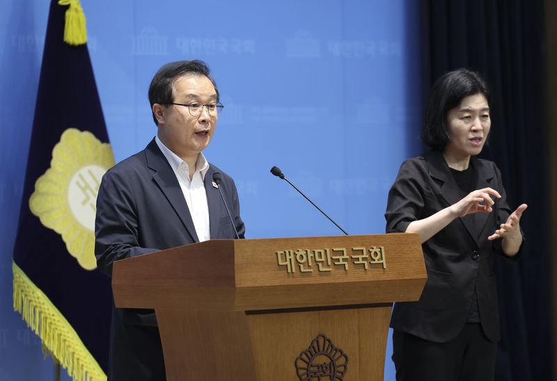 [서울=뉴시스] 김근수 기자 = 이건태 더불어민주당 의원이 9일 오전 서울 여의도 국회 소통관에서 나경원 국민의힘 의원의 ‘3대 메가 프로젝트’ 음모론 제기를 규탄하는 기자회견을 하고 있다. 2026.07.09. ks@newsis.com