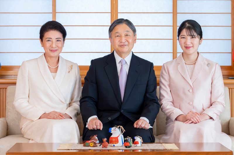 [도쿄=AP/뉴시스] 일본 궁내청이 제공한 사진에 지난해 12월 23일 도쿄에서 나루히토(가운데) 일왕, 마사코 (왼쪽) 왕비, 아이코 공주가 새해 기념 사진 촬영을 하고 있다. 2026.07.17.