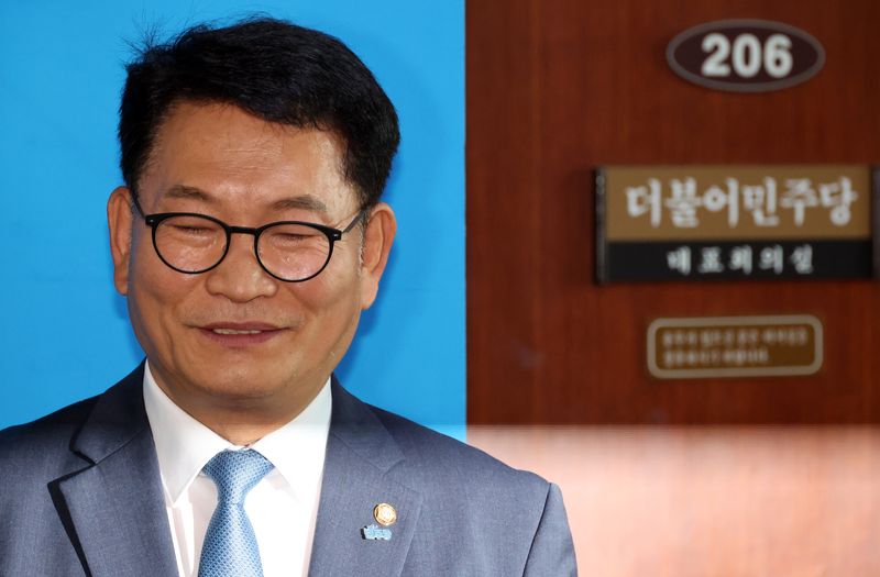 [서울=뉴시스] 최진석 기자 = 더불어민주당 당권주자인 송영길 의원이 17일 비공개 최고위원회의가 열린 여의도 국회 민주당 대표회의실 앞에서 긴급 기자회견을 하고 있다. 2026.07.17. myjs@newsis.com
