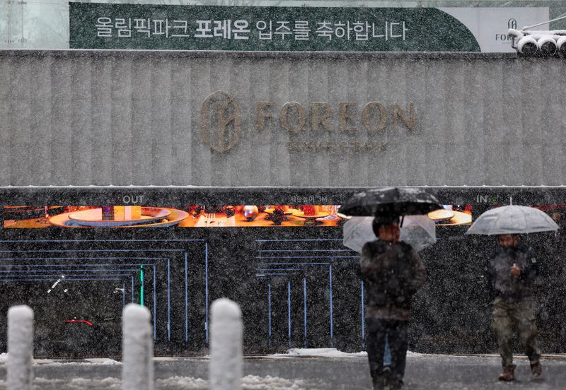 [서울=뉴시스] 이영환 기자 = 27일 오전 서울 강동구 올림픽파크 포레온에 입주 축하 메시지가 적힌 현수막이 게시되어 있다.올림픽파크포레온 아파트는 '단군 이래 최대 재건축' 단지로 지하 3층~지상 35층 규모의 총 1만 2032세대로 건립됐다. 지난 2022년 4월부터 10월까지 공사가 중단되는 어려움도 있었지만 끝내 준공 인가 결실을 맺게 됐다. 아파트 입주는 이날부터 내년 3월31일까지 순차적으로 이뤄진다. 2024.11.27. 20hwan@newsis.com