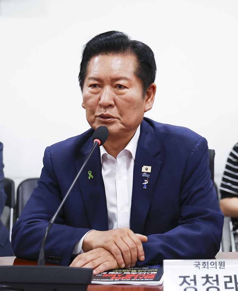 [서울=뉴시스] 김근수 기자 = 더불어민주당 당권주자로 나선 정청래 더불어민주당 전 대표가 16일 오전 서울 여의도 국회 의원회관에서 열린 검사 권력 오남용 사례로 본 형사소송법 개정 긴급 토론회에 참석해 발언하고 있다. 2026.07.16. ks@newsis.com