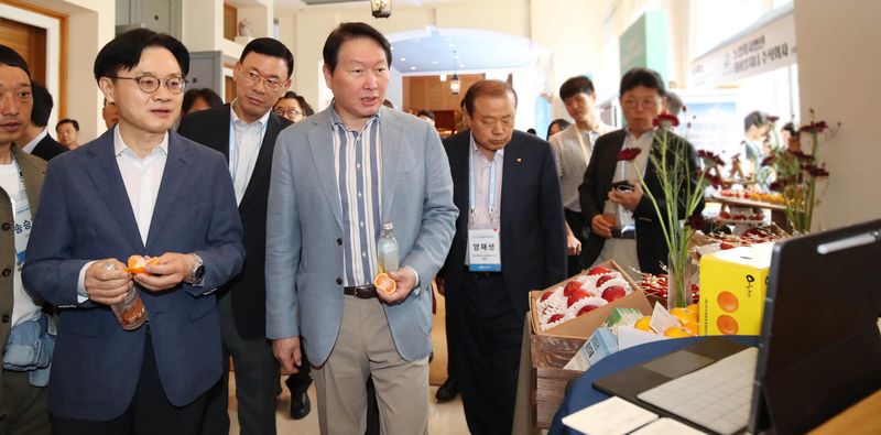 [서울=뉴시스] 김정관 산업통상부 장관과 최태원 대한상공회의소 회장이 16일 제주 신라호텔에서 열린 제49회 대한상의 제주포럼에서 농·귀촌 청년기업 부스를 관람하고 있다. (사진=대한상공회의소 제공) 2026.07.16. photo@newsis.com *재판매 및 DB 금지