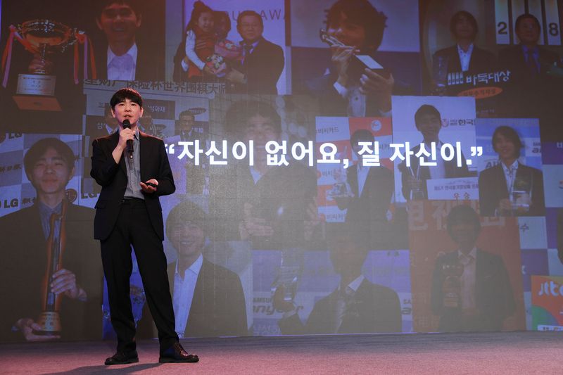 이세돌 울산과학기술원 특임교수가 16일 제주도 롯데호텔에서 열린 ‘2026 한경협 경영자 제주하계포럼’에 참석해 'AI 시대, 살아남는 기업들의 공통점은 바로 ‘리더’'를 주제로 강연하고 있다. (한경협 제공)