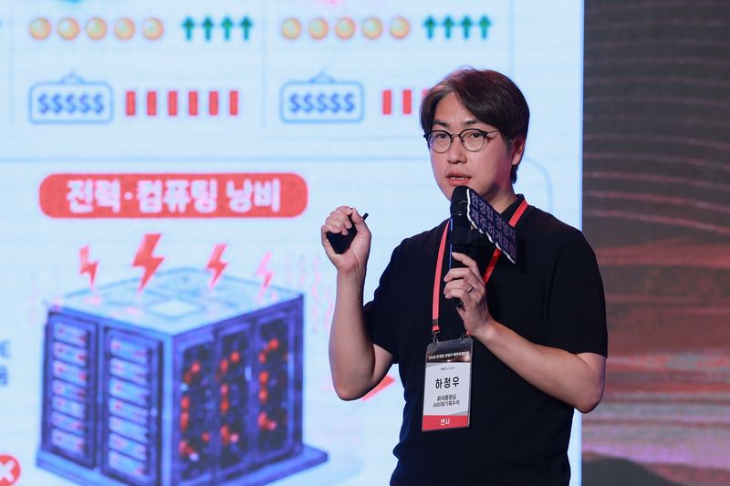 하정우 전 AI미래기획수석이 18일 제주도 롯데호텔에서 열린 ‘2026 한경협 경영자 제주하계포럼’에 참석해 'AI 시대, 국가와 기업의 새로운 역할'을 주제로 강연하고 있다.(한경협 제공)
