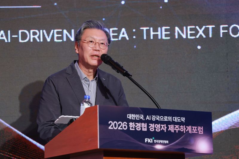 김창범 한국경제인협회 부회장이 15일 제주시 롯데호텔에서 열린 ‘2026 한경협 경영자 제주하계포럼’에서 인사말을 하고 있다.(한국경제인협회 제공. 재판매 및 DB금지) 2026.7.15 ⓒ 뉴스1