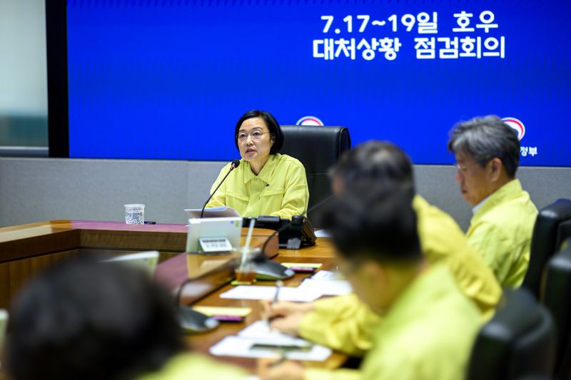 [서울=뉴시스] 조수정 기자 = 한성숙 국무총리가 18일 오전 서울 종로구 정부서울청사 중앙재난안전상황실 서울상황센터에서 열린 호우 대처상황 점검회의를 주재하고 있다. (사진=국무총리실 제공) 2026.07.18. chocrystal@newsis.com *재판매 및 DB 금지