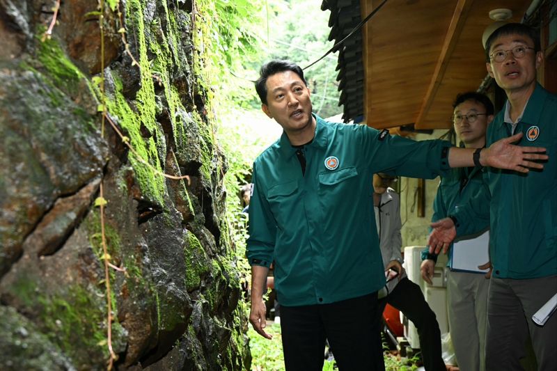 [서울=뉴시스] 오세훈 서울시장이 18일(토) 은평구 약수사를 방문해 산사태 방지 시설을 점검하고 있다.. (사진=서울 제공) 2026.07.18. photo@newsis.com *재판매 및 DB 금지