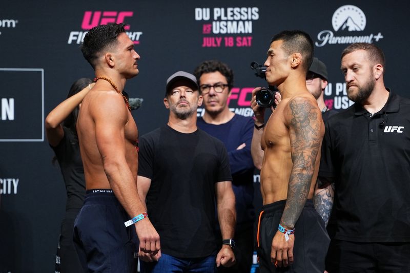 고석현(오른쪽)과 레보스노야니.(UFC 제공)