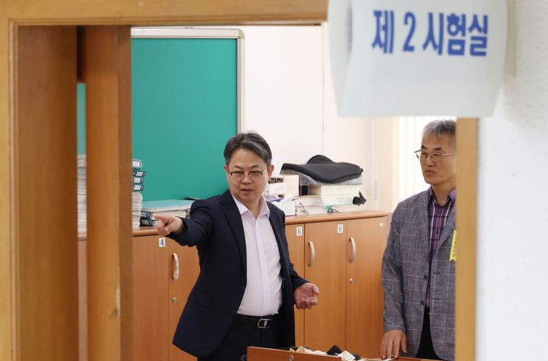 국가공무원 7급 공개경쟁채용 제1차 시험을 이틀 앞둔 16일 김성훈 인사혁신처 차장이 서울 용산구 국립서울맹학교를 찾아 시험 준비상황을 점검하고 있다. (인사혁신처 제공) 2026.7.18/뉴스1