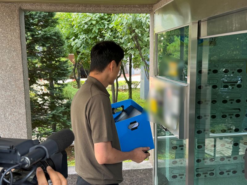 15일 오전 경찰이 아동 성매매 의혹을 받는 최영중 청주시의원의 자택을 압수수색하려 들어가고 있다. 2026.7.15 ⓒ 뉴스1 장예린 기자