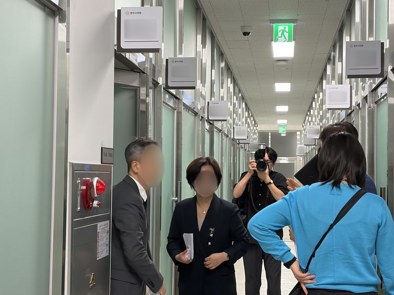 15일 오전 경찰이 충북 청주시의회에서 아동 성매매 혐의를 받는 청주시의원의 사무실을 압수수색하고 있다. 2026.7.15 ⓒ 뉴스1 장예린 기자