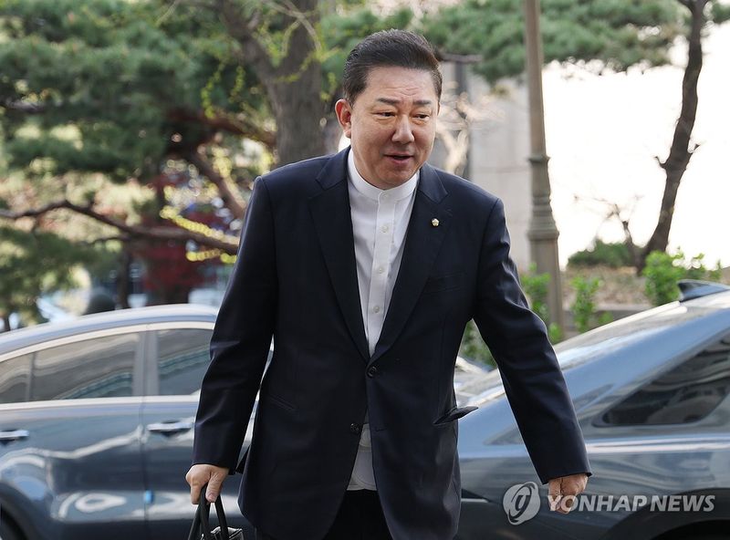 지난 4월 경찰 조사에 출석하는 김병기 무소속 의원. 연합뉴스
