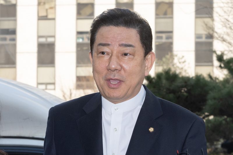[서울=뉴시스] 황준선 기자 = 정치자금법 위반 등 각종 비위 의혹을 받는 김병기 무소속 의원이 27일 오전 서울 마포구 공공범죄수사대에서 열린 2차 피의자 조사에 출석하며 입장을 밝히고 있다. 2026.02.27. hwang@newsis.com