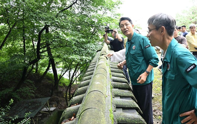 [서울=뉴시스] 김명년 기자 = 오세훈 서울시장이 18일 은평구 약수사를 방문해 산사태 방지 시설을 점검하고 있다.(사진=서울시 제공) 2026.07.18. photo@newsis.com *재판매 및 DB 금지