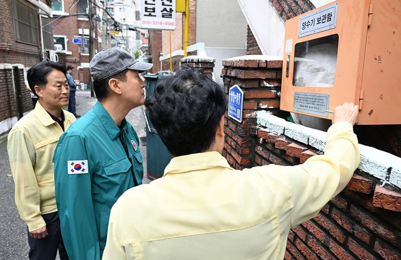 [서울=뉴시스] 김명년 기자 = 오세훈 서울시장이 18일 은평구 응암3동 침수 취약지역을 찾아 침수예방시설을 점검하고 있다. (사진=서울시 제공) 2026.07.18. photo@newsis.com *재판매 및 DB 금지