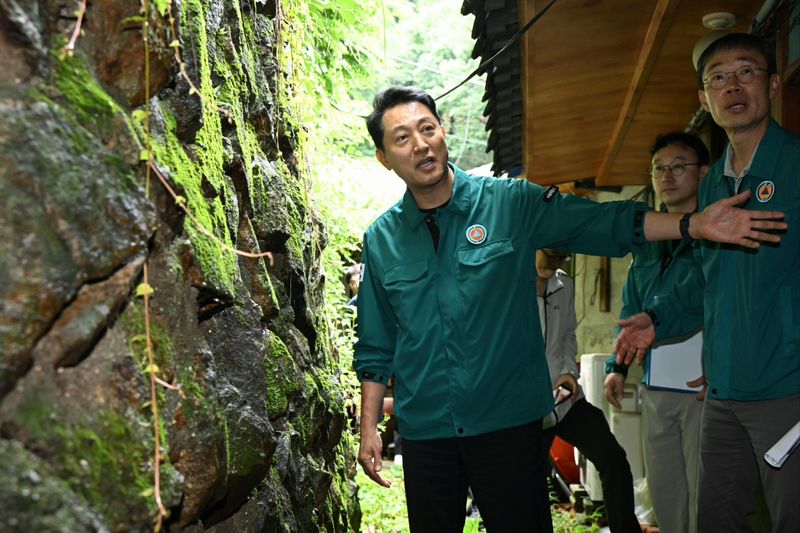 [서울=뉴시스] 김명년 기자 = 오세훈 서울시장이 18일 은평구 약수사를 방문해 산사태 방지 시설을 점검하고 있다.(사진=서울시 제공) 2026.07.18. photo@newsis.com *재판매 및 DB 금지