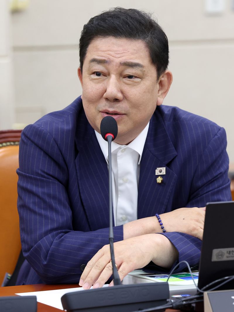 김병기 무소속 의원이 6일 오후 서울 여의도 국회에서 열린 국방위원회 전체회의에서 인사말을 하고 있다. 2026.7.6 ⓒ 뉴스1 황기선 기자