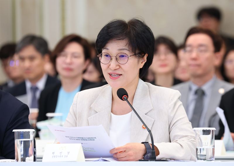 [서울=뉴시스] 조성봉 기자 = 원민경 성평등가족부 장관이 지난 16일 청와대 영빈관에서 열린 '삶으로 체감하는 대체불가 대한민국-국민과 함께하는 두 번째 업무보고'에서 발언을 하고 있다. (청와대통신사진기자단) 2026.07.16. suncho21@newsis.com