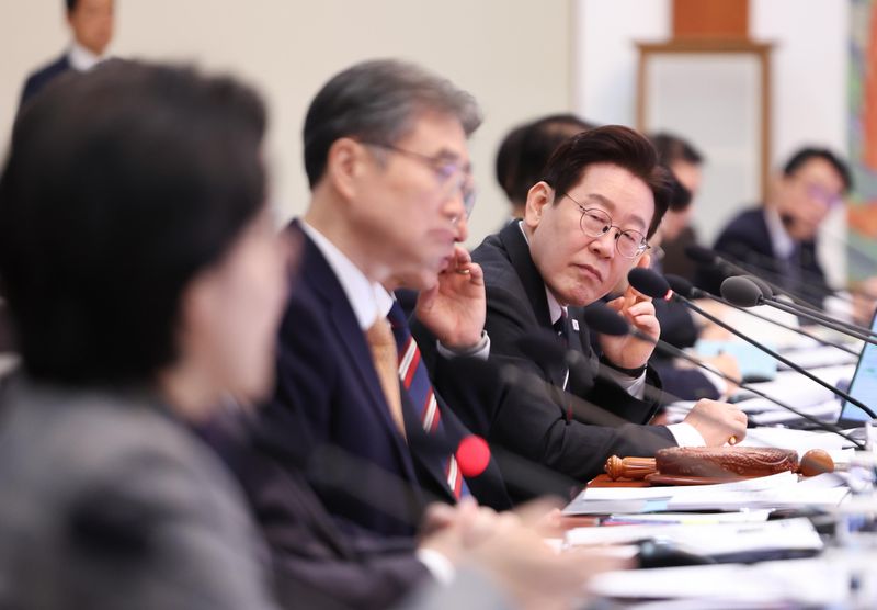 [서울=뉴시스] 최동준 기자 = 이재명 대통령이 지난 2월 24일 청와대에서 열린 국무회의에서 원민경 성평등가족부 장관의 발언을 듣고 있다. 2026.02.24. photocdj@newsis.com